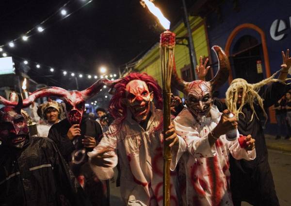 <i>Personas con máscaras posan para una fotografía durante el festival anual de Los Aguizotes, en el barrio indígena de Monimbo en Masaya, Nicaragua, el 27 de octubre de 2023. FOTO OSWALDO RIVAS / AFP</i>