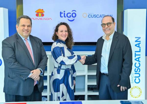 <i>Banco Cuscatlán y Davivienda destacaron el efecto multiplicador de la inversión en conectividad sobre sectores como pagos digitales, comercio electrónico, servicios financieros y pymes. FOTO CORTESÍA</i>