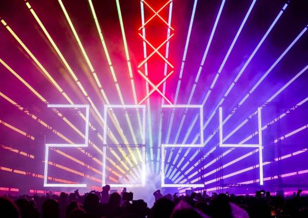 <i>Un espectáculo de luces electrónicas con el letrero 2024 se muestra en la Museumplein a principios del 1 de enero de 2024, ya que los fuegos artificiales están prohibidos en Ámsterdam durante las celebraciones de Año Nuevo. FOTO Sem van der Wal / ANP / AFP </i>