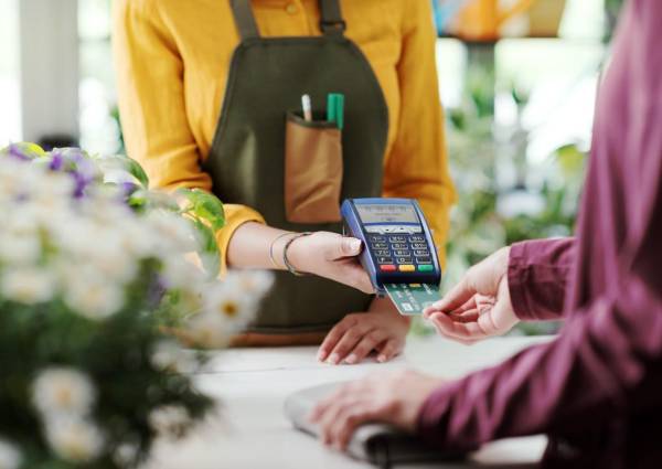 <i>Las PyMEs ya están utilizando medios de pago digitales, como las tarjetas, para cubrir una amplia variedad de gastos del negocio: desde compras a mayoristas (29%) hasta servicios digitales y suministros de oficina (12%), viajes (18%), combustible (10%) y mejoras de instalaciones (9%). FOTOS SHUTTERSTOCK</i>
