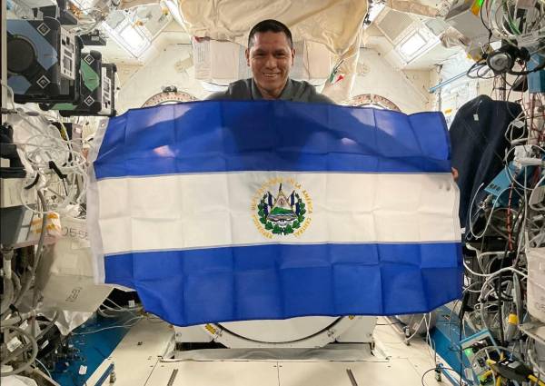 Astronauta Frank Rubio deja un regalo especial en El Salvador