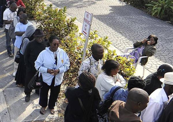 <i>Cientos de haitianos hacen cola a las puertas de la iglesia católica de Notre Dame Haití, en el barrio del Pequeño Haití de Miami (FL, EEUU), para recibir información sobre cómo solicitar el trámite del Estatus de Protección Temporal (TPS). Imagen de archivo. EFE/Gastón De Cárdenas</i>