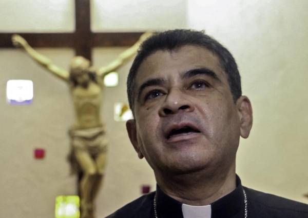 <i>El obispo católico nicaragüense Rolando Álvarez hablaba con la prensa en la iglesia del Santo Cristo de Esquipulas en Managua, el 20 de mayo de 2022. FOTO STR/AFP</i>