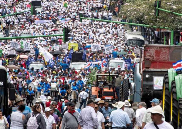 <i>Miles de personas de diferentes sectores sindicales e industrias privadas participaron en una marcha para protestar contra la depreciación del dólar y las pérdidas que genera en la economía del país en San José, Costa Rica, el 15 de mayo de 2024. FOTO Ezequiel BECERRA/AFP</i>