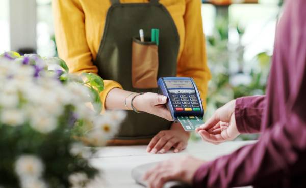 <i>Las PyMEs ya están utilizando medios de pago digitales, como las tarjetas, para cubrir una amplia variedad de gastos del negocio: desde compras a mayoristas (29%) hasta servicios digitales y suministros de oficina (12%), viajes (18%), combustible (10%) y mejoras de instalaciones (9%). FOTOS SHUTTERSTOCK</i>