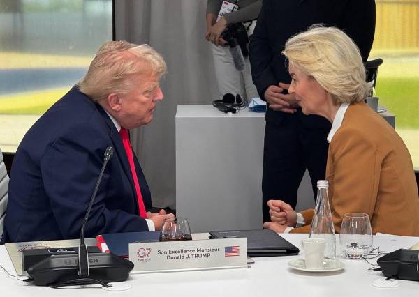 <i>La presidenta de la Comisión Europea, Ursula von der Leyen, conversa con el presidente de EE. UU,. Donald Trump, durante la cumbre del G7 que se celebra en Évian, Francia. Von der Leyen ha asegurado en un mensaje publicado este martes en su cuenta oficial de X que felicitó a Trump por su acuerdo con Irán: En Évian, felicité a @POTUS por su acuerdo con Irán. Ambos estamos de acuerdo en que debería significar un fin definitivo al programa nuclear de Irán. El Estrecho se reabrirá. Los precios del petróleo están cayendo. Y así es como la diplomacia da resultados. EFE/ @vonderleyen </i>