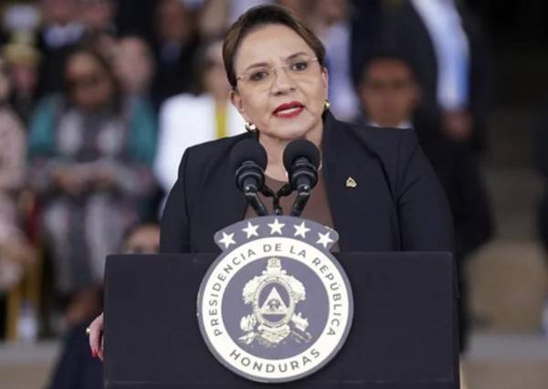 <i>La presidenta Xiomara Castro hizo una jugada final habilitando un nuevo escrutinio electoral, lo cual pone a su país al borde de una crisis de resultado incierto. (Foto: EFE)</i>