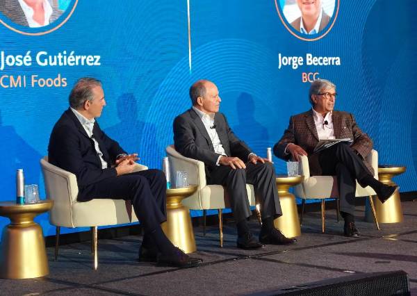 <i>Felipe Bosch Gutiérrez, Presidente Chairman de CMI Capital (izquierda); y Juan José Gutiérrez Mayorga, Presidente Chairman de CMI Alimentos (centro), conversan con Jorge Becerra, de BCG, sobre la trayectoria de Corporación Multi Inversiones hacia convertirse en una multilatina. </i>