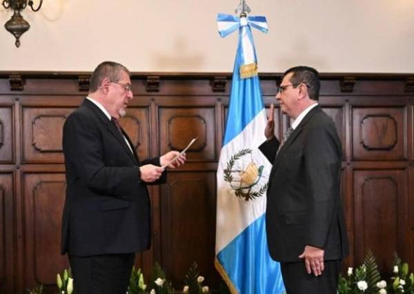 El presidente Arévalo deseo al nuevo Fiscal General: claridad, sabiduría y una ética inquebrantable para servirle con integridad al pueblo de Guatemala. (Foto: AGN)