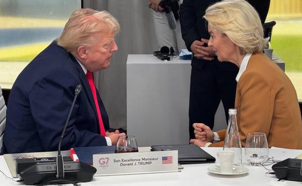 <i>La presidenta de la Comisión Europea, Ursula von der Leyen, conversa con el presidente de EE. UU,. Donald Trump, durante la cumbre del G7 que se celebra en Évian, Francia. Von der Leyen ha asegurado en un mensaje publicado este martes en su cuenta oficial de X que felicitó a Trump por su acuerdo con Irán: En Évian, felicité a @POTUS por su acuerdo con Irán. Ambos estamos de acuerdo en que debería significar un fin definitivo al programa nuclear de Irán. El Estrecho se reabrirá. Los precios del petróleo están cayendo. Y así es como la diplomacia da resultados. EFE/ @vonderleyen </i>