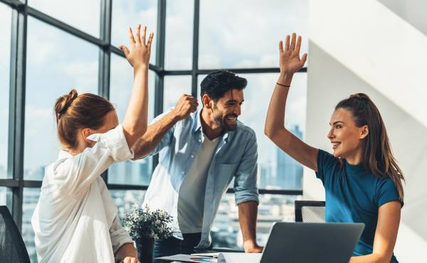 <i>Un líder que construye confianza sabe compartir el éxito y los buenos resultados con todo el equipo, valorando el aporte que cada rol aportó a la meta. (Foto: Shutterstock)</i>