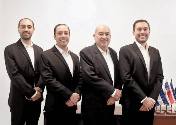 <i>“Para que una empresa familiar prospere, el legado debe transformarse y amoldarse a las nuevas generaciones”, afirma el fundador de Grupo Rolsa, .Rodolfo Edmundo Roulet Noriega. En la foto acompañado por sus hijos: Rodolfo Roulet Freeman (CEO); Alejandro Roulet (Recursos Humanos) y Cristian Roulet (Transformación y Tecnología). (Foto: Cortesía).</i>