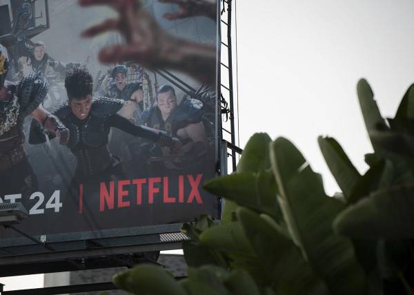 <i>Fotografía de archivo del detalle de un cartel publicitario de una serie de televisión producida por la plataforma Netflix, en una calle de Los Ángeles (California, EE.UU.) EFE/Christian Monterrosa</i>