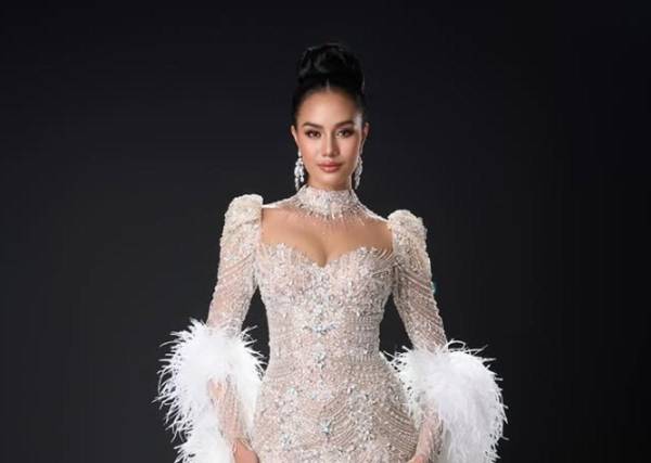 <i>La ganadora, estudiante de Relaciones Internacionales, se convirtió en la primera representante de Tailandia en obtener este título, cuyo cetro recibió de manos de la checa Krystyna Pyszková. FOTO INSTAGRAM SUCHATA</i>