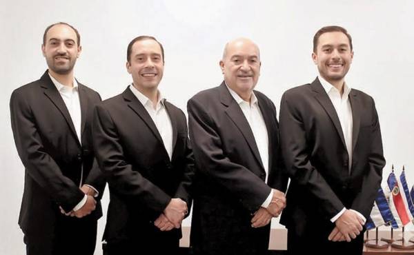 <i>“Para que una empresa familiar prospere, el legado debe transformarse y amoldarse a las nuevas generaciones”, afirma el fundador de Grupo Rolsa, .Rodolfo Edmundo Roulet Noriega. En la foto acompañado por sus hijos: Rodolfo Roulet Freeman (CEO); Alejandro Roulet (Recursos Humanos) y Cristian Roulet (Transformación y Tecnología). (Foto: Cortesía).</i>