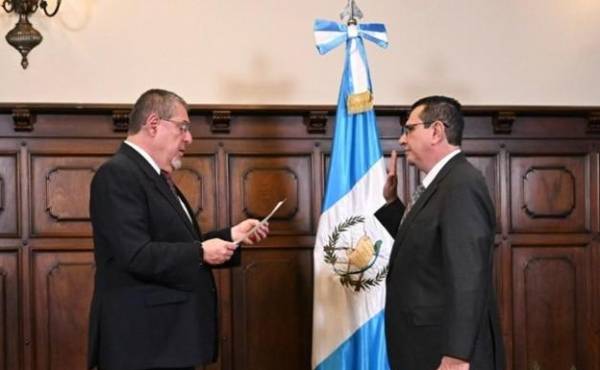 El presidente Arévalo deseo al nuevo Fiscal General: claridad, sabiduría y una ética inquebrantable para servirle con integridad al pueblo de Guatemala. (Foto: AGN)