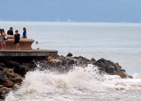 <i>El NHC detalló que para la tarde de este martes se esperan vientos peligrosos y lluvias con potencial de crear inundaciones. FOTO AFP</i>