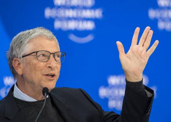 <i>El cofundador de Microsoft, Bill Gates, asiste a una sesión en la reunión del Foro Económico Mundial (FEM) en Davos el 17 de enero de 2024. FOTO Fabrice COFFRINI / AFP</i>