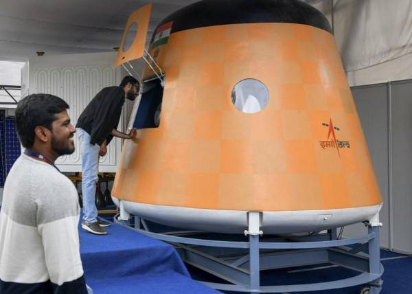 <i>Los visitantes observan un modelo a escala real del “Módulo Orbital Gaganyaan”, el primer vuelo espacial tripulado de la India en la Exposición de Vuelos Espaciales Humanos organizada por la Organización de Investigación Espacial de la India (ISRO) en el Planetario Jawaharlal Nehru en Bangalore el 21 de julio de 2022.Manjunath Kiran/AFP</i>