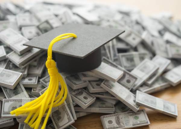 <i>La paradoja es clara. Preparamos jóvenes para diseñar planes estratégicos complejos o proyectos millonarios, pero no les damos las herramientas básicas para manejar un salario. FOTO SHUTTERSTOCK</i>