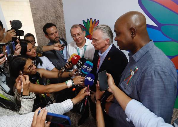 <i>El canciller de Colombia Luis Gilberto Murillo (d), el canciller de Costa Rica Arnoldo André Tinoco (c) y el vicecanciller de Colombia Jorge Roa (i) dan declaraciones a medios de comunicación este domingo, en Cali (Colombia). FOTO EFE/Ernesto Guzmán</i>