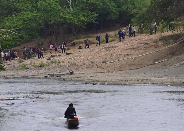 <i>Los migrantes llegan a la Estación de Recepción de Migrantes en Lajas Blancas, provincia de Darién, Panamá, el 11 de marzo de 2024. FOTO MARTÍN BERNETTI / AFP</i>