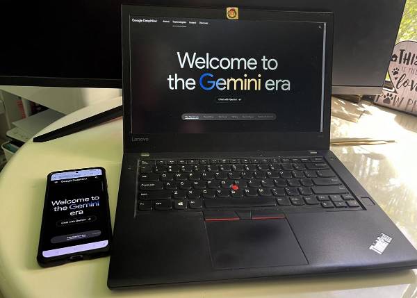 Fotografía de archivo que muestra un computador abierto en la página de entrada de Gemini, el chatbot con inteligencia artificial (IA) de Google, desplegado sobre una mesa de trabajo en Miami, Florida (EE.UU.) EFE/ Latif Kassidi /