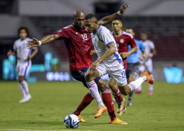 <i>Ismael Díaz (D) de Panamá compite por el balón con Kendall Watson (I) de Costa Rica durante su partido de fútbol de la Liga de Naciones Concacaf en el Estadio Nacional en San José, Costa Rica el 29 de marzo de 2023.José Cordero / AFP</i>