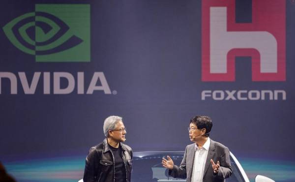 <i>El cofundador y director ejecutivo de Nvidia, Jensen Huang (izq.), y el presidente de Foxconn Technology Group, Young Liu, asisten al Hon Hai Tech Day en Taipei el 18 de octubre de 2023.I-Hwa Cheng / AFP</i>