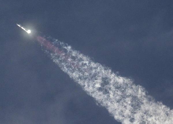 <i>La nave espacial SpaceX Starship despega de Starbase en Boca Chica, Texas, el 14 de marzo de 2024. SpaceX llevó a cabo el jueves el tercer lanzamiento de prueba de Starship, el cohete más poderoso del mundo que es vital para los planes de la NASA para llevar astronautas a la Luna y Las esperanzas de Elon Musk de eventualmente colonizar Marte. FOTO CHANDAN KHANNA/AFP</i>