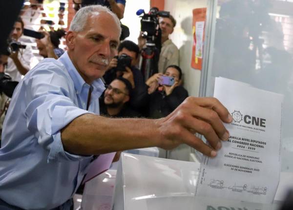 <i>El candidato a la Presidencia de Honduras por el Partido Nacional, Nasry Asfura, deposita su voto en una urna este domingo, en Tegucigalpa (Honduras). STR</i>