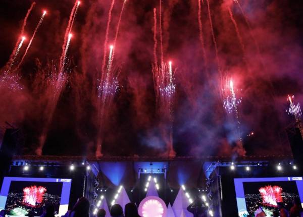 <i>Se ven fuegos artificiales durante la ceremonia de clausura de los Juegos Panamericanos Santiago 2023 en el estadio Bicentenario de La Florida en Santiago, el 5 de noviembre de 2023.Javier TORRES/AFP</i>