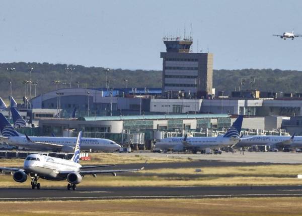 <i>Un avión de Copa Airlines rueda en una pista mientras otros se sientan en la pista del Aeropuerto Internacional de Tocumen. FOTO Luis ACOSTA/AFP</i>