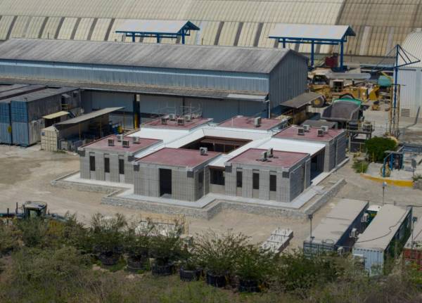<i>Clic a las flechas para ver más fotos. La edificación de 508 m² incluye un laboratorio y oficinas, destacándose como un ejemplo de vanguardia en el uso de impresión 3D para mejorar la eficiencia y calidad en la construcción. </i>