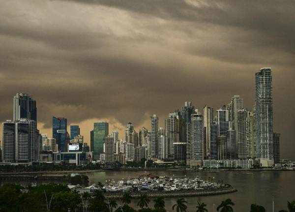 <i>Se muestran nubes de tormenta sobre la ciudad de Panamá el 30 de abril de 2024. FOTO Martín BERNETTI / AFP</i>