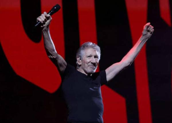 Roger Waters envuelto en polémica por usar vestimenta nazi en concierto en la capital alemana