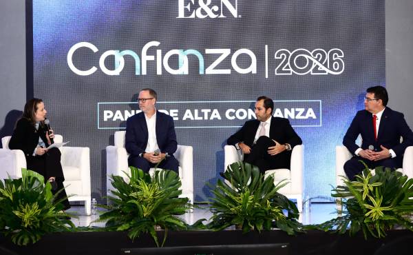 <i>Panel empresario: Alan Deware (Pinturerías Americanas); Ángelo Casco Bruni (Molino Harinero Sula) y Carlos Girón (VP corporativo de Imagen y Reputación Institucional de Grupo Financiero Atlántida), con la moderación de Claudia Díaz, directora ejecutiva de FUNDAHRSE (Foto:YosephAmaya)</i>