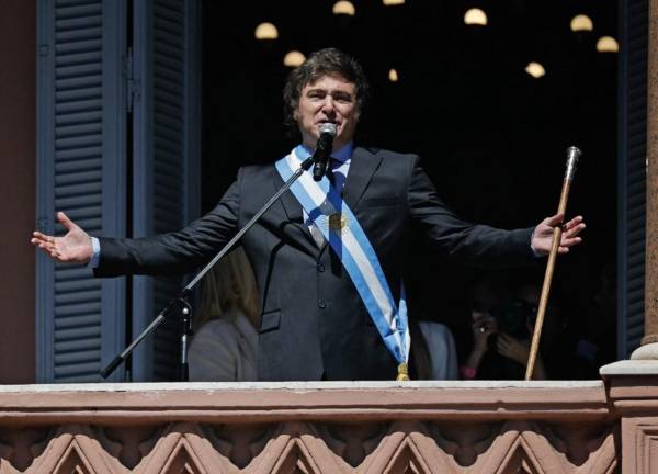 <i>El nuevo presidente de Argentina, Javier Milei, habla ante la multitud desde un balcón del palacio de gobierno de la Casa Rosada durante el día de su toma de posesión en Buenos Aires el 10 de diciembre de 2023. FOTO Emiliano Lasalvia / AFP</i>