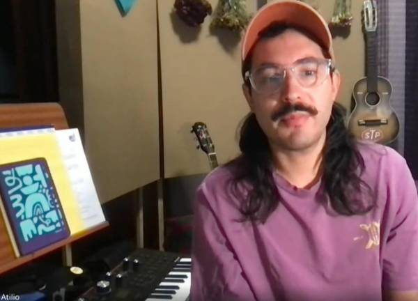 <i>El músico Atilio Montalvo dejó El Salvador y se refugió en México cuando su situación fue insostenible por las amenazas y el acoso al que lo sometieron, según denuncia, tras la detención de su padre -un reconocido exguerrillero y negociador del fin de la guerra civil-, y en respuesta al dolor, compuso 'Tránsito', un disco para bailar los cambios y luchar por no perder la alegría. IMÁGENES: VLADIMIR CHICAS, HUGO SÁNCHEZ.</i>