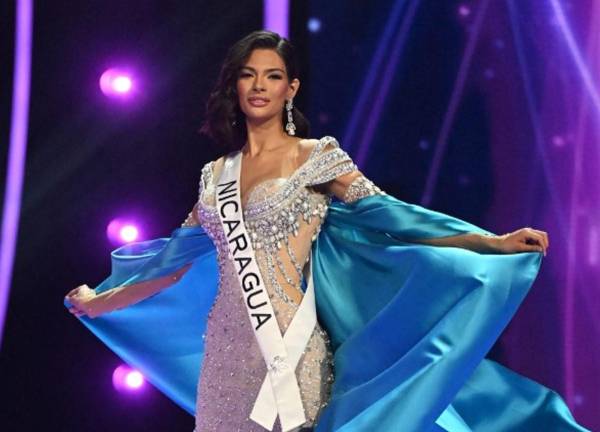 <i>Miss Nicaragua, Sheynnis Palacios, sube al escenario durante la 72a edición del certamen Miss Universo, en San Salvador, el 18 de noviembre de 2023. FOTO Marvin RECINOS / AFP</i>