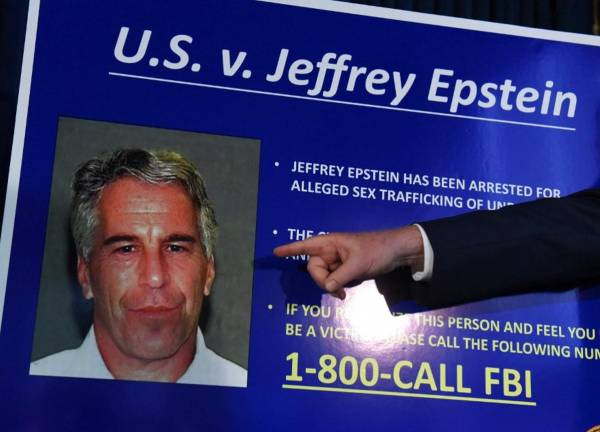 <i>El Fiscal Federal para el Distrito Sur de Nueva York, Geoffrey Berman, anuncia cargos contra Jeffery Epstein el 8 de julio de 2019 en la ciudad de Nueva York. Epstein fue acusado de un cargo de tráfico sexual de menores y un cargo de conspiración para participar en el tráfico sexual de menores. FOTO Stephanie Keith/Getty Images/AFP</i>