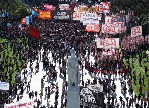 <i>Vista aérea de manifestantes en la Plaza de Mayo durante la primera manifestación contra el nuevo gobierno de Javier Milei en Buenos Aires, tomada el 20 de diciembre de 2023. FOTO JUAN MABROMATA / AFP</i>