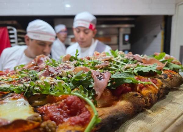 <i>Lo que inició el horno de su casa, ahora llega a la cima. Cárcamo presenta una pizza artesanal, cocinada en horno y con ingredientes provenientes de Italia. FOTO LA CLÁSICA</i>