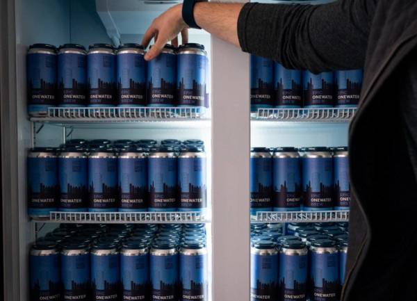 <i>Aaron Tartakovsky, cofundador y CEO de la startup de tecnología de agua, Epic Cleantec, llega a un refrigerador de cervezas elaborados con aguas residuales recicladas en la sede de la compañía el 26 de septiembre de 2023 en San Francisco, California. Con su tono dorado y su sabor a fruta ligero, la cerveza es tomada por Aaron Tartakovsky se ve y sabe como muchos otros. Pero contiene un ingrediente inusual: aguas residuales recicladas de un rascacielos de San Francisco. FOTO LOREN ELLIOTT / AFP</i>