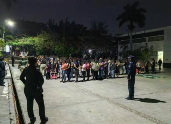 México: encuentran a 175 migrantes en un camión, 30 de ellos menores no acompañados
