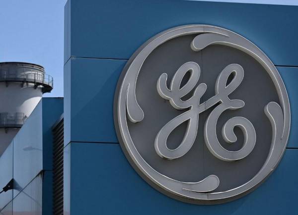 <i>El logotipo del gigante estadounidense General Electric en la planta de Belfort, en el este de Francia, el 29 de marzo de 2021. SEBASTIEN BOZON / AFP</i>