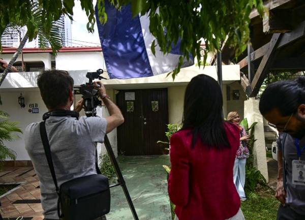 <i>Al expresidente de Panamá se le ha llevado muebles, electrodomésticos y hasta pintura a la embajada de Nicaragua en Panamá. FOTO MARTIN BERNETTI / AFP</i>