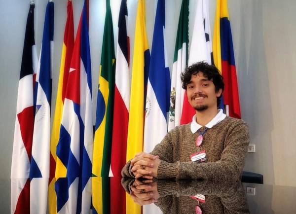 <i>Aarón Josué Vargas Carrillo, de 21 años, destacó con el texto El Reloj Circunferencia</i>