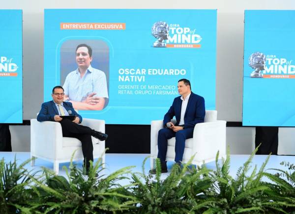 Oscar Eduardo Nativi, gerente de Mercadeo Retail de Grupo Farsimán, fue entrevistado por Carlos Arturo Nolasco, jefe de contenidos audiovisuales de Grupo Opsa. FOTOS YOSEPH AMAYA