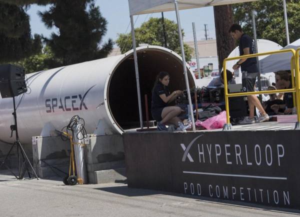 <i>ARCHIVO. Estudiantes de la Universidad Técnica de Munich (TUM) en Alemania colocan su cápsula en la pista Hyperloop antes de ganar la competencia SpaceX Hyperloop Pod 2019 en la sede de SpaceX en Los Ángeles el 21 de julio de 2019. FOTO Marcos RALSTON / AFP</i>